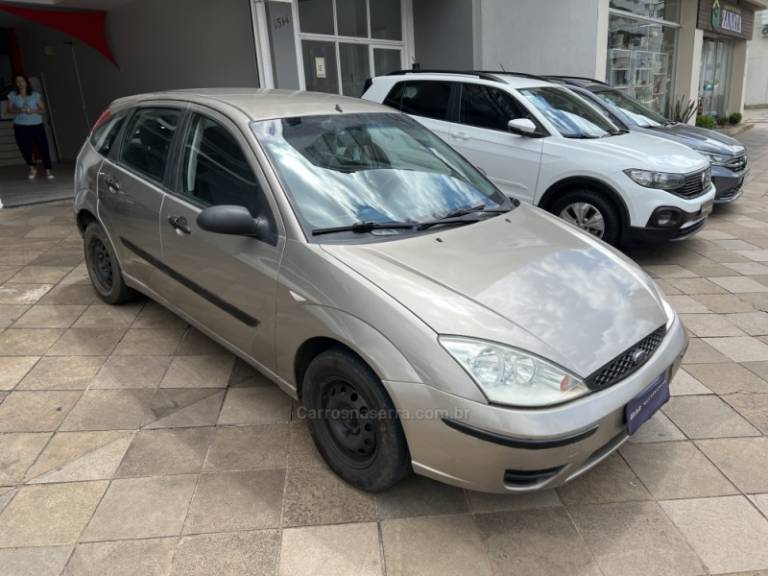 FORD - FOCUS - 2005/2005 - Prata - R$ 15.500,00