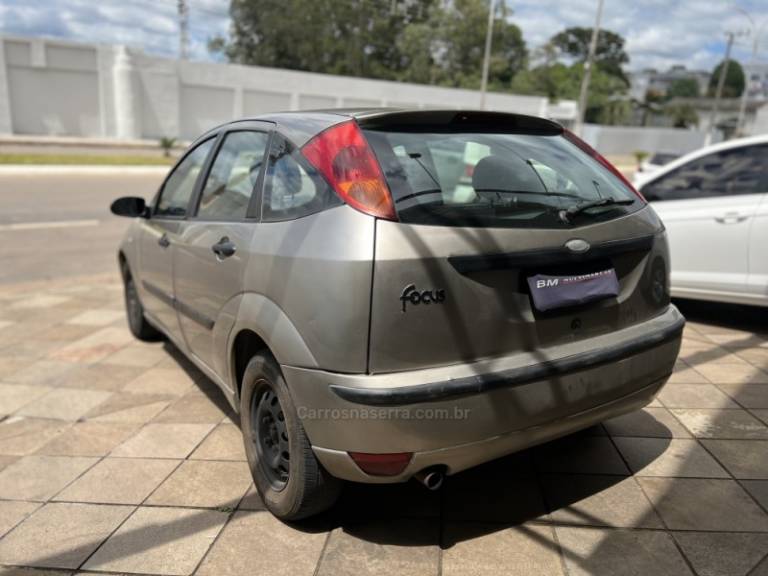 FORD - FOCUS - 2005/2005 - Prata - R$ 15.500,00