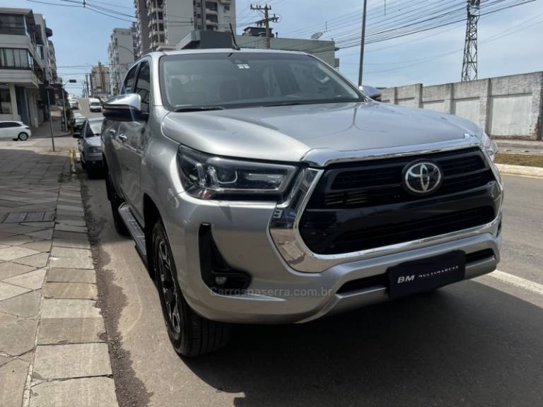 TOYOTA - HILUX - 2021/2021 - Prata - R$ 238.800,00