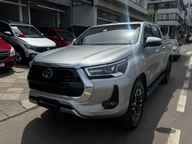 TOYOTA - HILUX - 2021/2021 - Prata - R$ 238.800,00