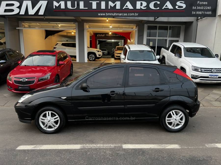 FORD - FOCUS - 2008/2009 - Preta - R$ 27.800,00