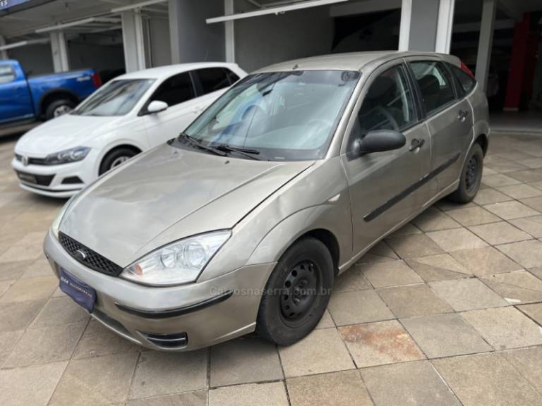 FORD - FOCUS - 2005/2005 - Prata - R$ 15.500,00