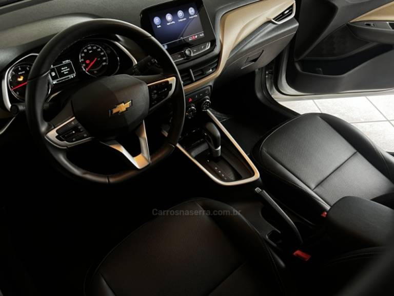 CHEVROLET - ONIX - 2022/2023 - Prata - R$ 95.800,00