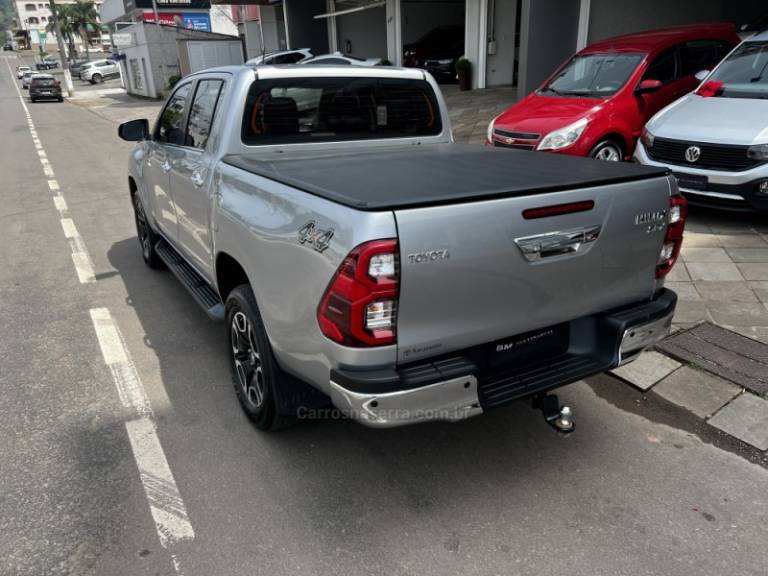 TOYOTA - HILUX - 2021/2021 - Prata - R$ 238.800,00