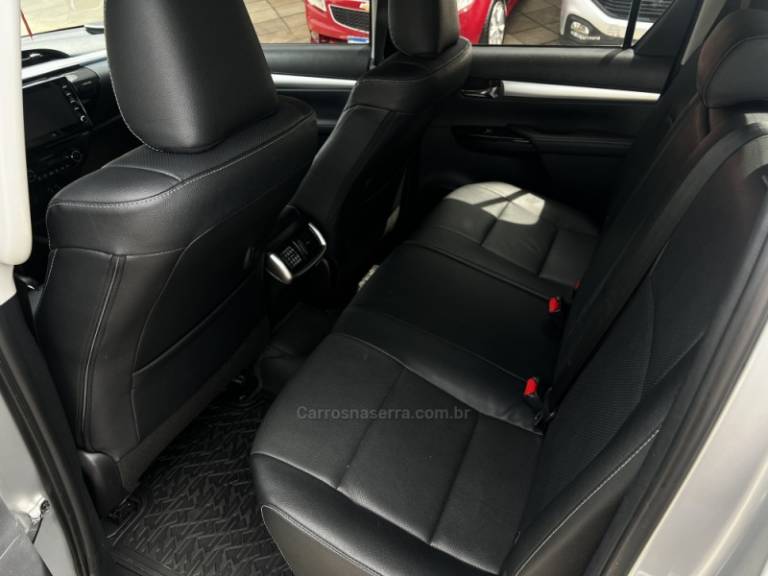 TOYOTA - HILUX - 2021/2021 - Prata - R$ 238.800,00