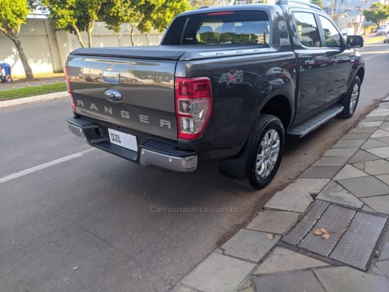 FORD - RANGER - 2018/2019 - Cinza - R$ 198.800,00