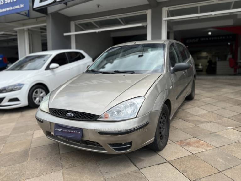 FORD - FOCUS - 2005/2005 - Prata - R$ 15.500,00