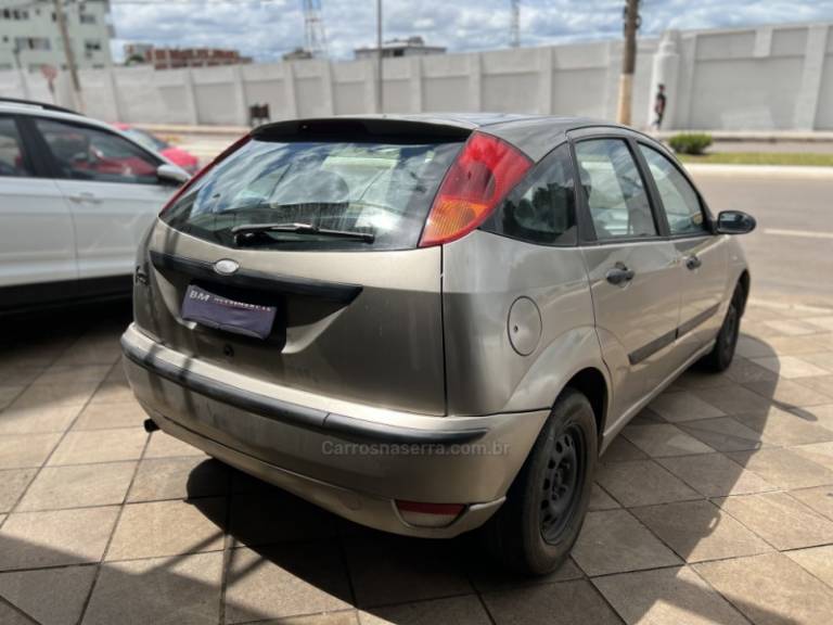 FORD - FOCUS - 2005/2005 - Prata - R$ 15.500,00