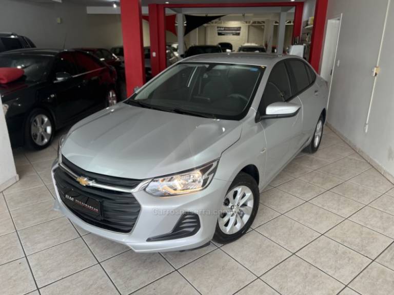 CHEVROLET - ONIX - 2022/2023 - Prata - R$ 87.800,00