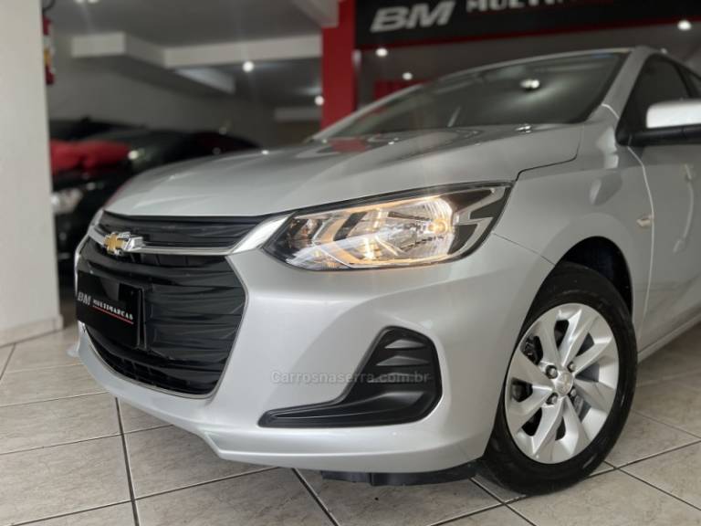 CHEVROLET - ONIX - 2022/2023 - Prata - R$ 87.800,00