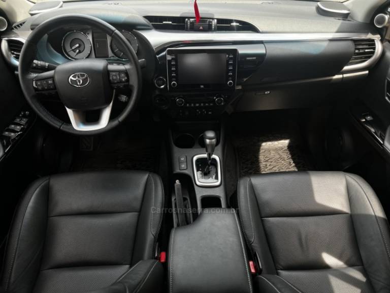 TOYOTA - HILUX - 2021/2021 - Prata - R$ 238.800,00