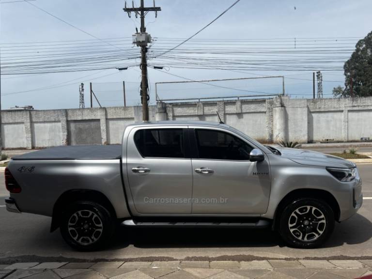 TOYOTA - HILUX - 2021/2021 - Prata - R$ 238.800,00