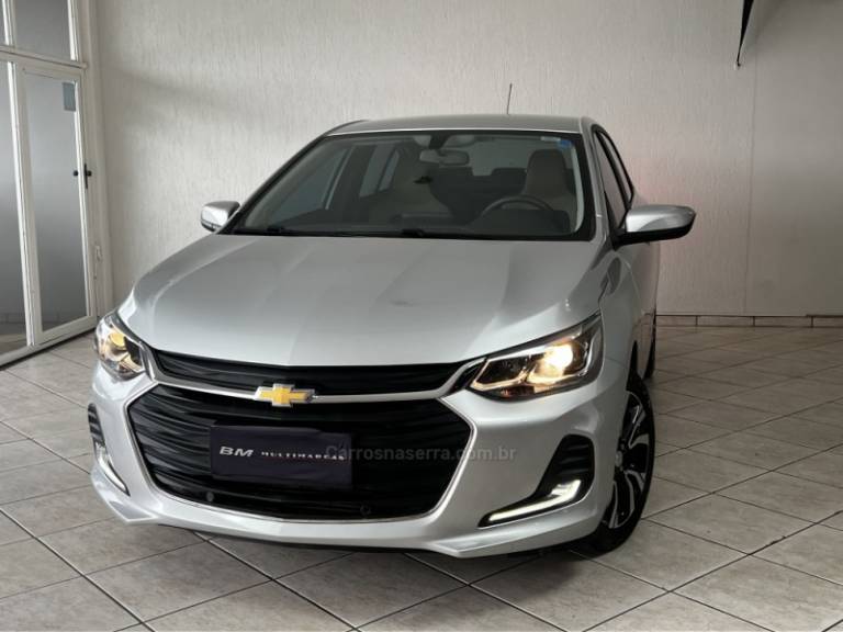 CHEVROLET - ONIX - 2022/2023 - Prata - R$ 95.800,00