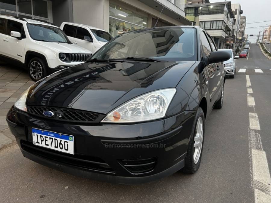 FORD - FOCUS - 2008/2009 - Preta - R$ 27.800,00