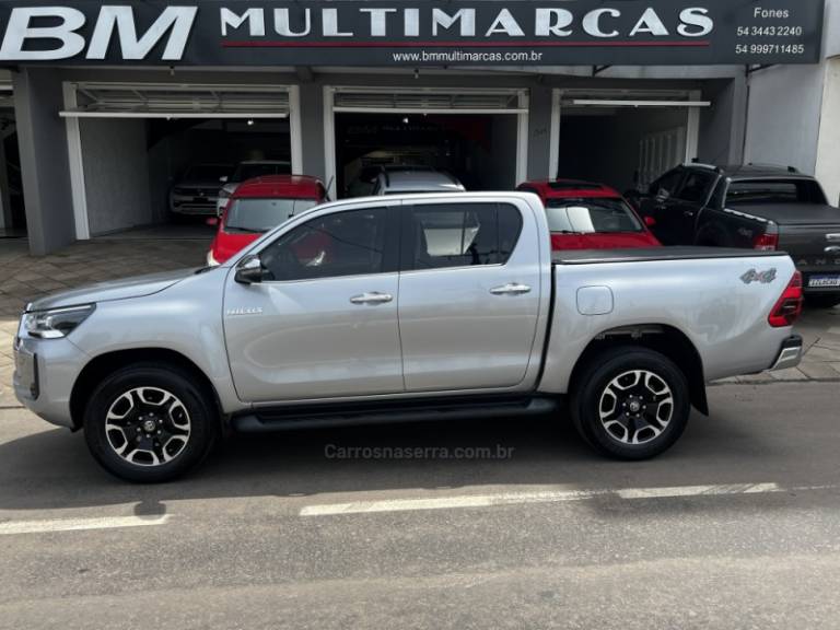 TOYOTA - HILUX - 2021/2021 - Prata - R$ 238.800,00