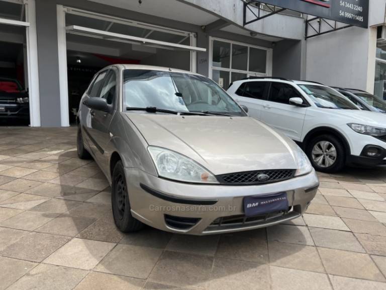 FORD - FOCUS - 2005/2005 - Prata - R$ 15.500,00