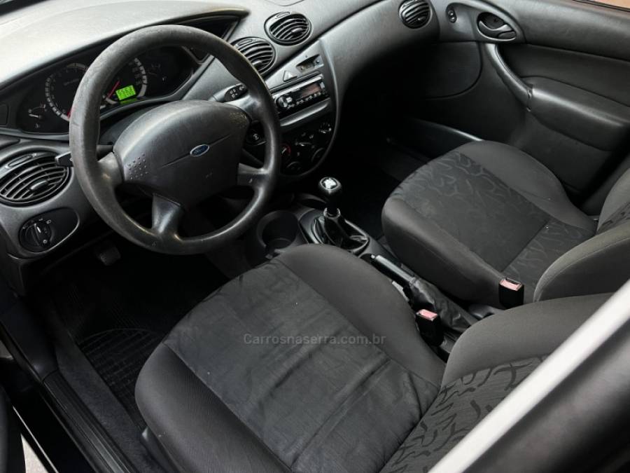 FORD - FOCUS - 2008/2009 - Preta - R$ 27.800,00