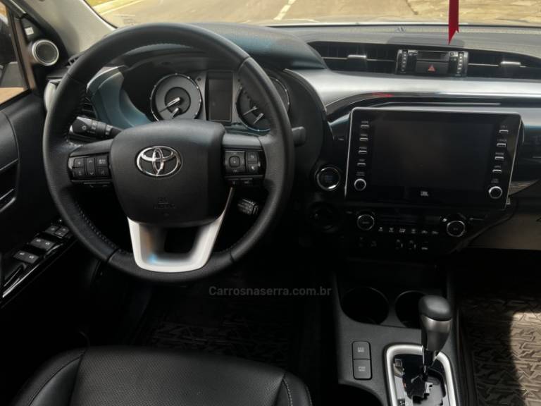 TOYOTA - HILUX - 2021/2021 - Prata - R$ 238.800,00